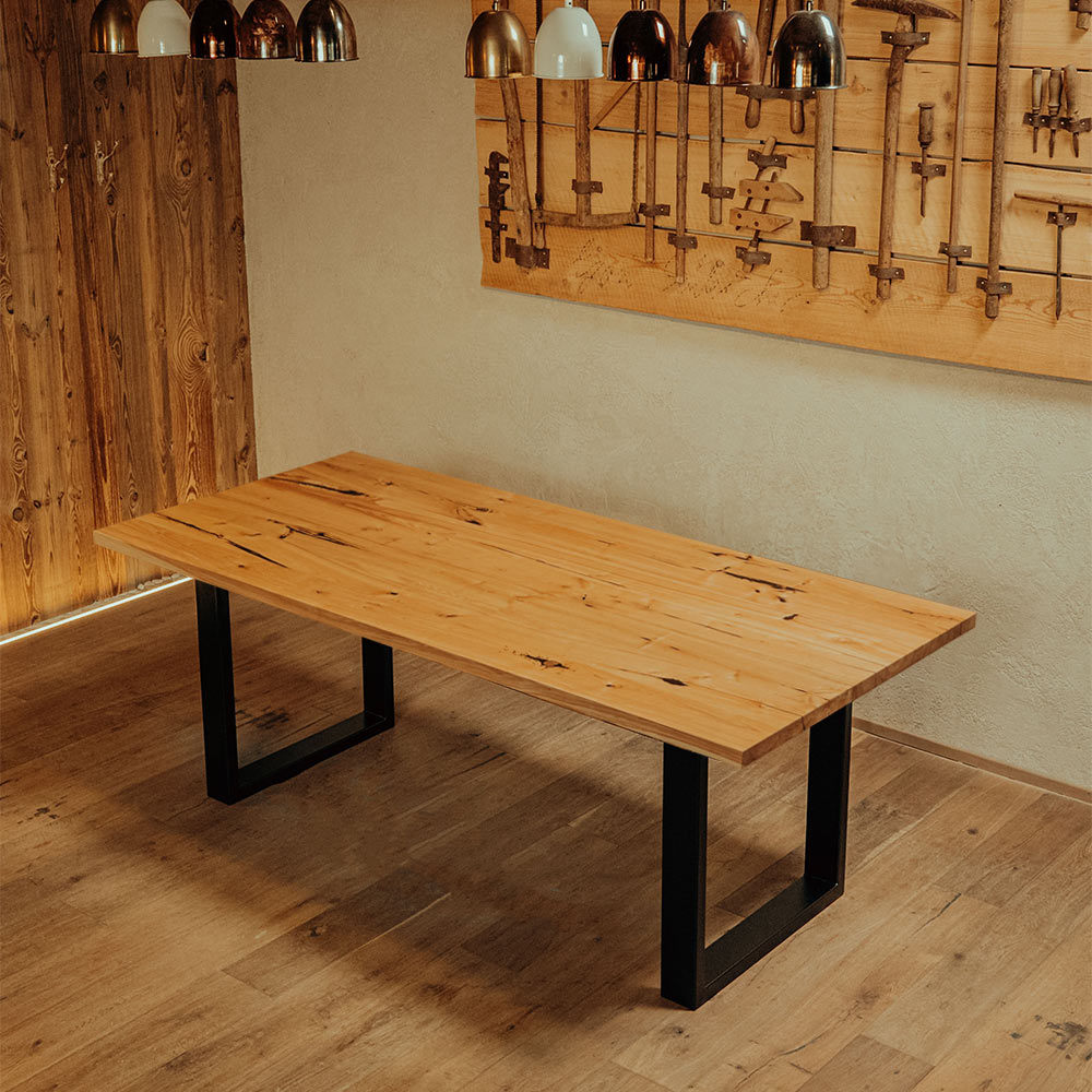Massivholztisch aus Esche mit gerader Kante undmit U-Form-Gestell von Schwarzhirsch