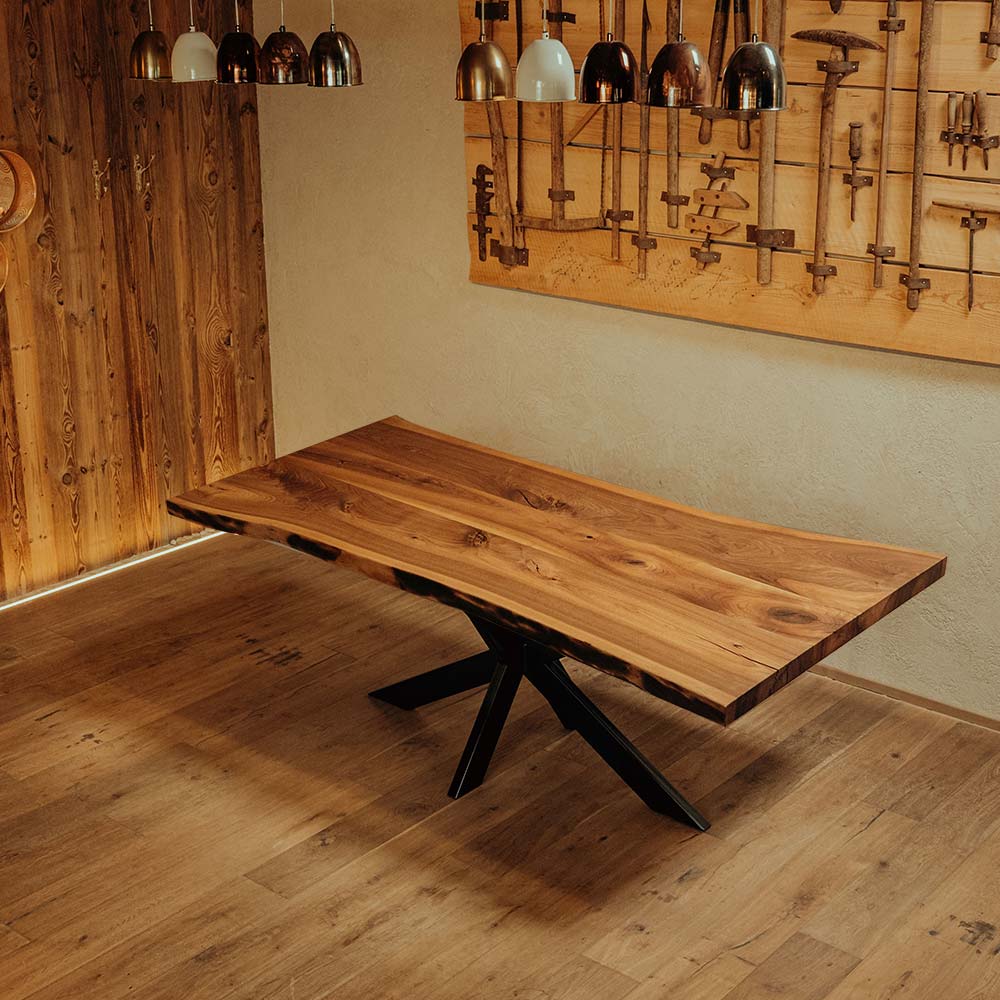 Massivholz Tisch aus Nussbaum mit Kreuzgestell aus dem Schwarzwald