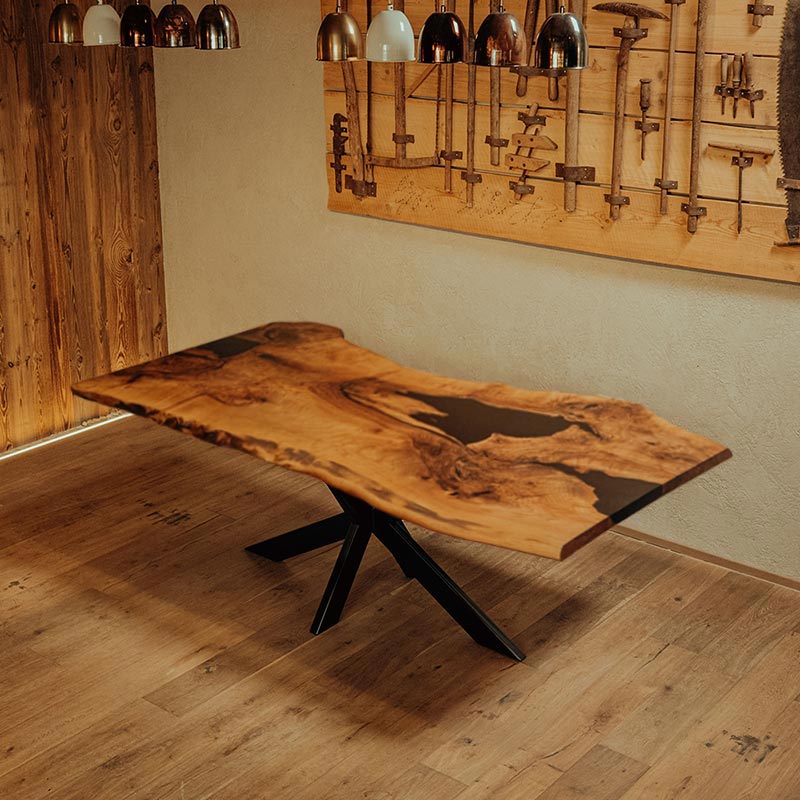 Designer Epoxidharz Tisch. Esstisch Monolith aus Nussbaum Massivholz mit Kreuzgestell