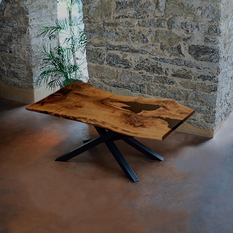 Designer Epoxidharz Tisch. Esstisch Monolith aus Nussbaum Massivholz mit Spidergestell
