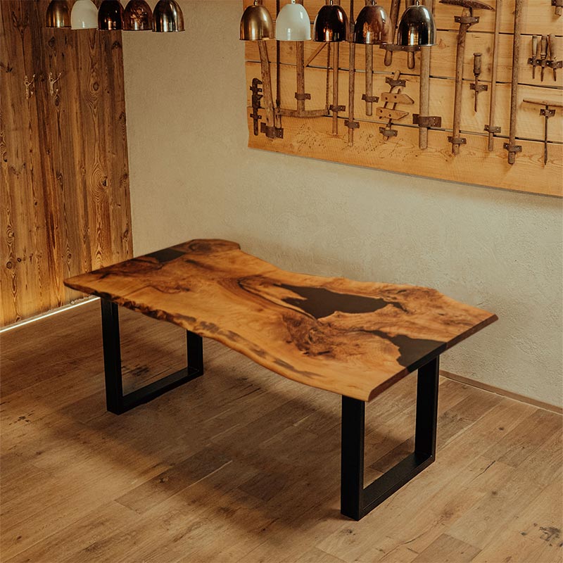 Designer Epoxidharz Tisch. Esstisch Monolith aus Nussbaum Massivholz mit U-Gestell