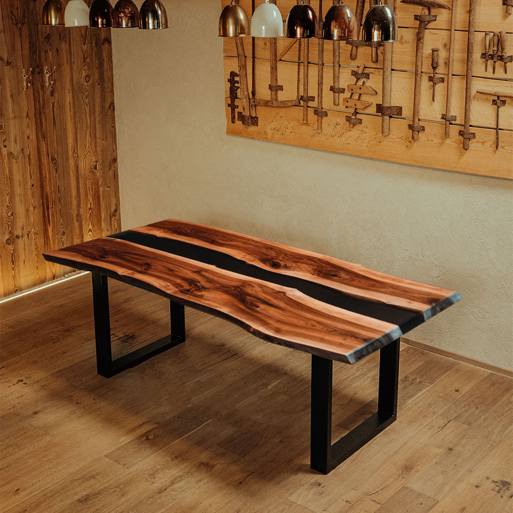 River-Table aus Nussbaum mit Baumkante Schwarzwaelder-Kirsch U-Form-Gestell von Schwarzhirsch