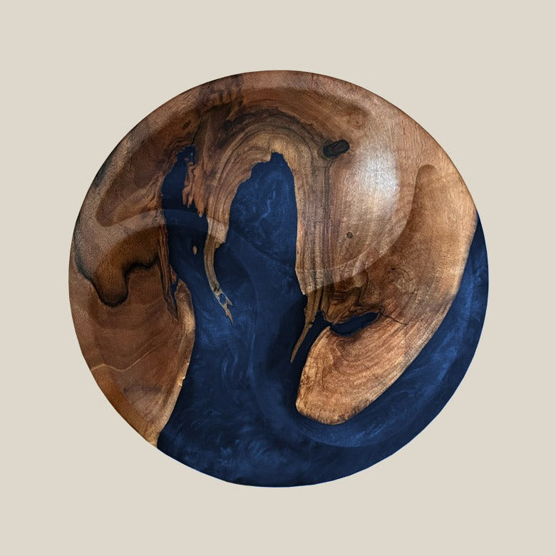 Servierteller rund aus Epoxidharz und Nussbaum. Modell Wildsee in blau