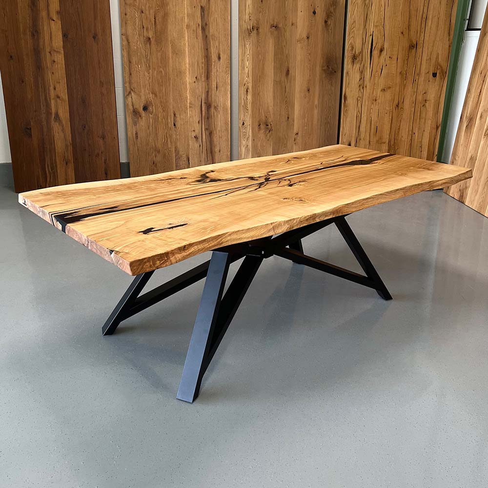 epoxidharz Tisch aus Esche mit Baumkante