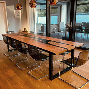 Massivholz Tisch mit grauem Epoxidharz in modernem Wohnzimmer
