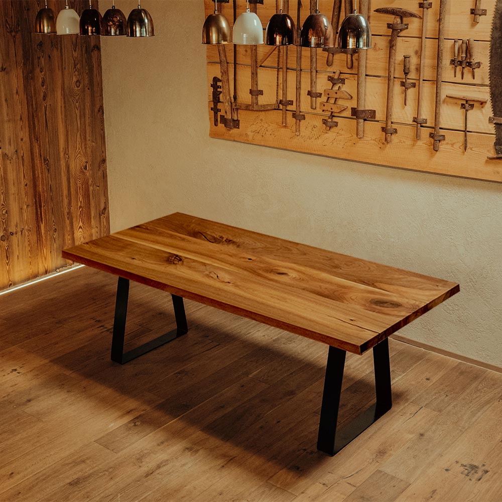 Massivholz Tisch aus Nussbaum mit gerader Kante